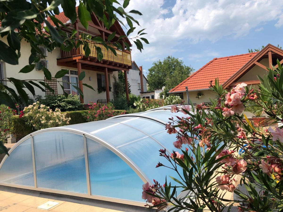 Отель Haus Marika Шиофок Экстерьер фото